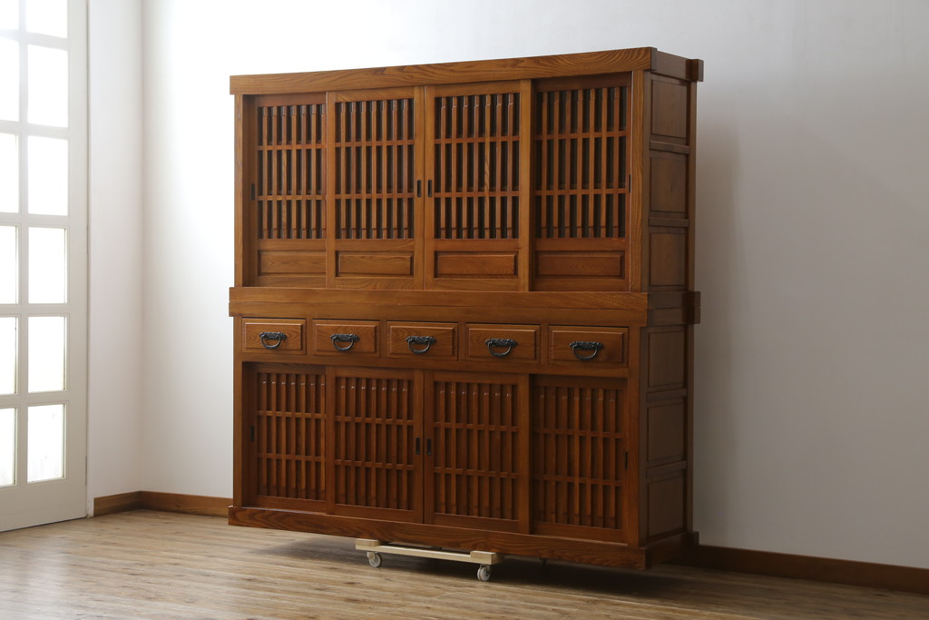 中古　美品　最高級　総欅(ケヤキ)材　無垢　四枚引き戸　上質な和の空間を演出する二段重ねの水屋箪笥(食器棚、収納棚、戸棚、カップボード、バラ売り可能)(R-081273)
