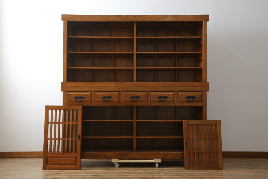 中古　美品　最高級　総欅(ケヤキ)材　無垢　四枚引き戸　上質な和の空間を演出する二段重ねの水屋箪笥(食器棚、収納棚、戸棚、カップボード、バラ売り可能)(R-081273)