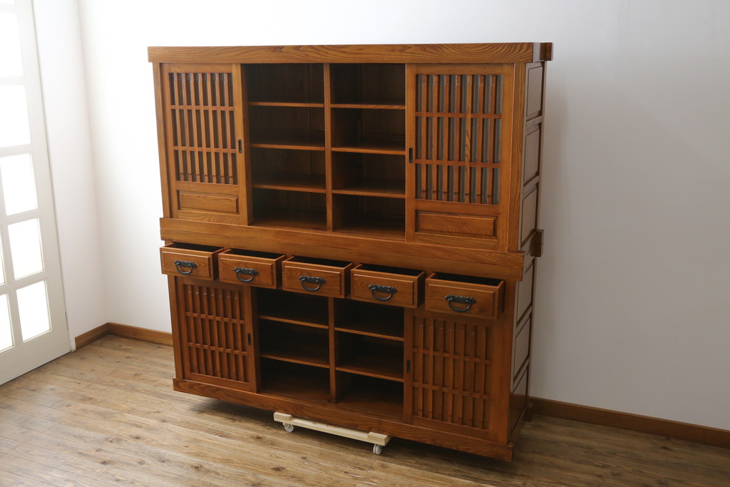 中古　美品　最高級　総欅(ケヤキ)材　無垢　四枚引き戸　上質な和の空間を演出する二段重ねの水屋箪笥(食器棚、収納棚、戸棚、カップボード、バラ売り可能)(R-081273)