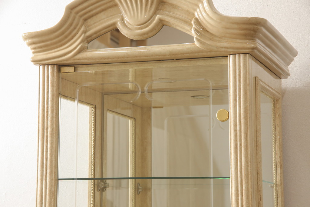 中古　イタリア輸入家具　クラシカルな佇まいが魅力的な縦型キャビネット(ガラスケース、キュリオケース、飾り棚)(R-052934)