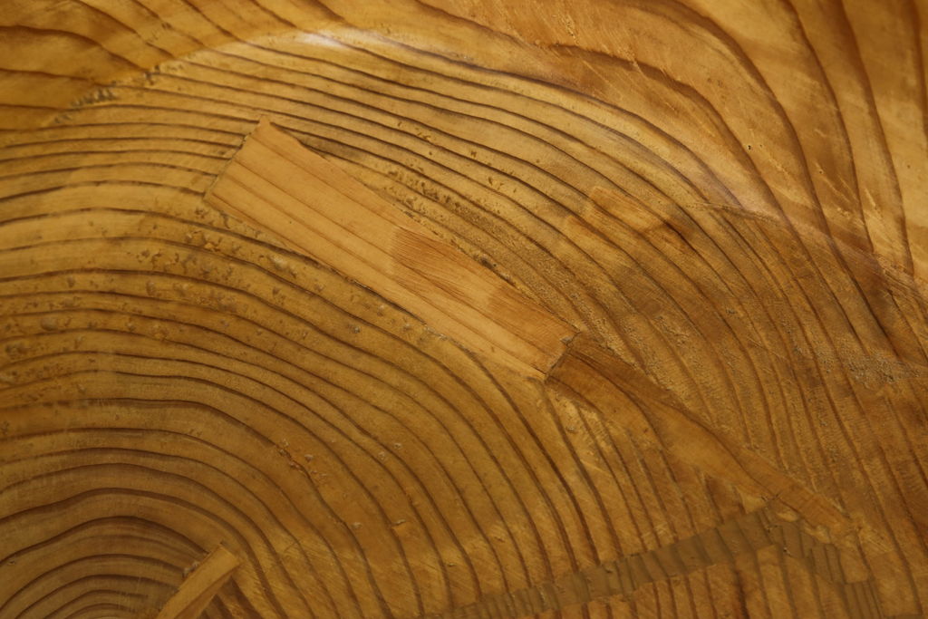 中古　秋田杉　木の風合いを感じられる輪切りテーブルと削り出しの椅子のセット(机、板座チェア、イス、ダイニングテーブル)(R-058727)