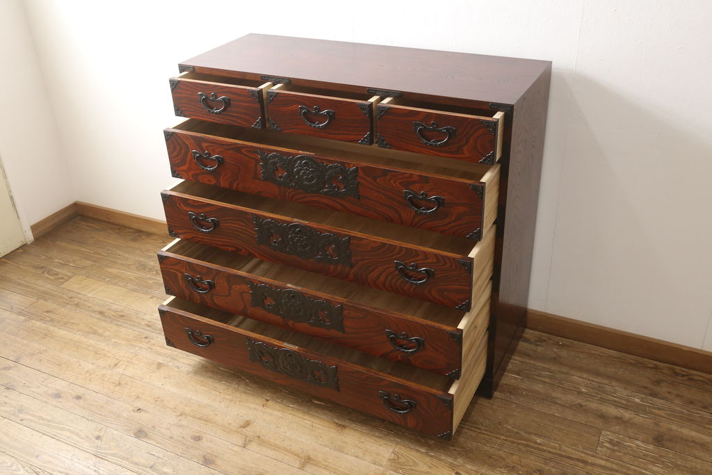 中古　美品　岩谷堂箪笥　大振りの金具が存在感を放つ衣装箪笥(和タンス、収納箪笥、引き出し)(R-060881)