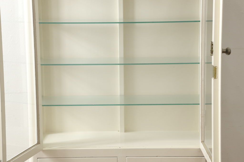 和製アンティーク　ホワイトカラーが可愛らしいケビントガラスケース(飾り棚、収納棚、戸棚、キャビネット、陳列棚)(R-060521)