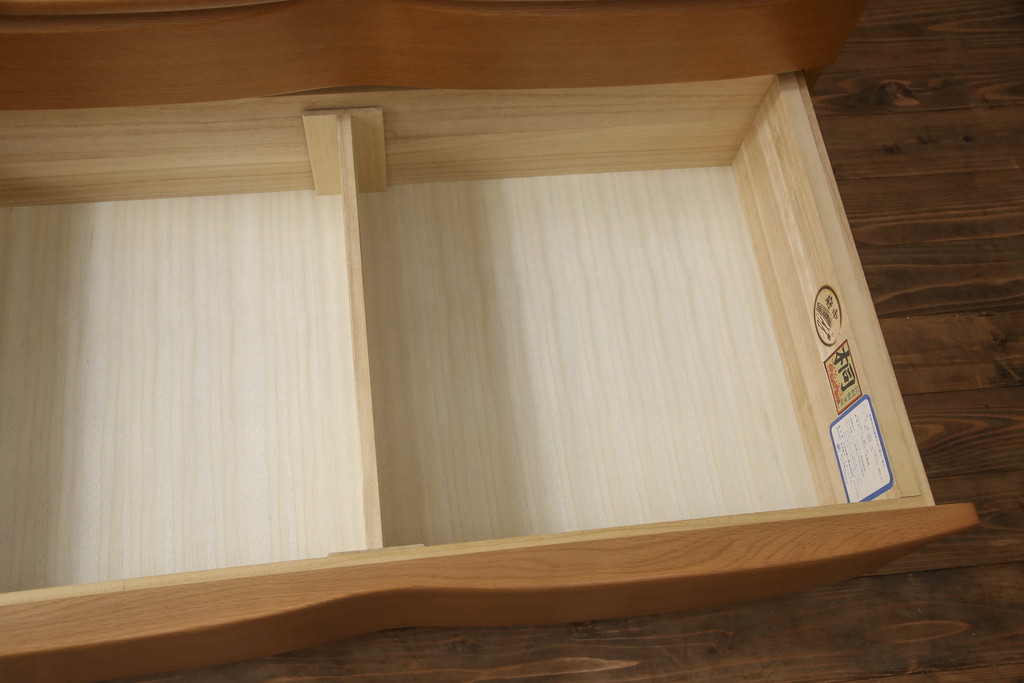 整理箪笥を上下に分けて2つの箪笥にリメイク!上段には台輪を取り付け。下段は同デザインの別の箪笥の天板を移設。