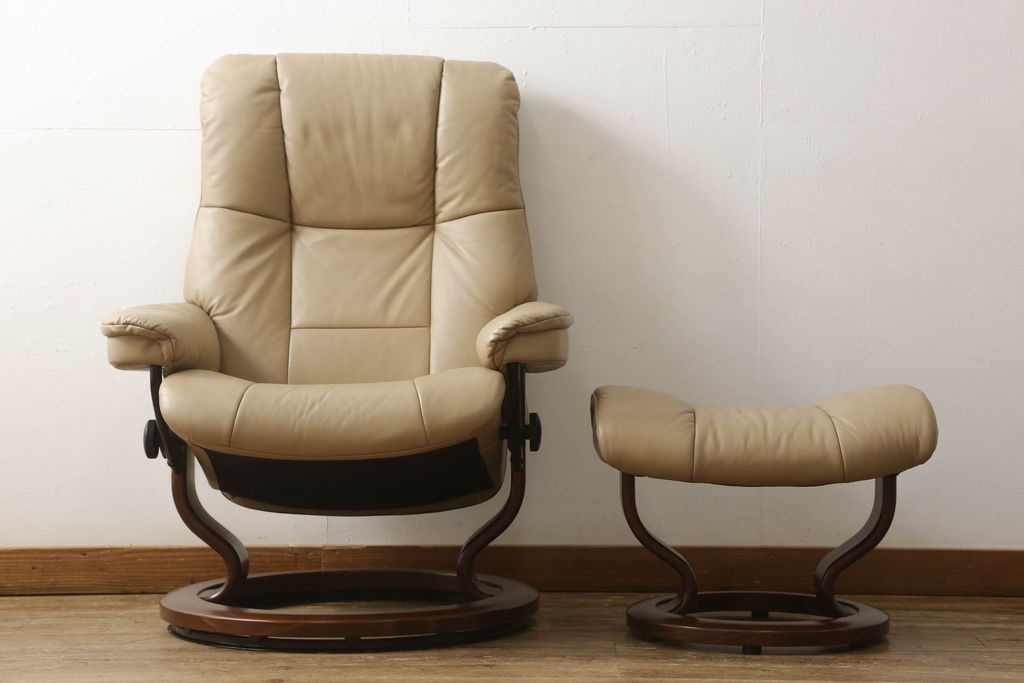 中古　美品　EKORNES(エコーネス)　Mayfair(メイフェア)　本革　極上のくつろぎの時間を演出するストレスレスチェア(M)+オットマンセット(アームチェア、リクライニングチェア、椅子、レザー)(定価約30万円)(R-055223)