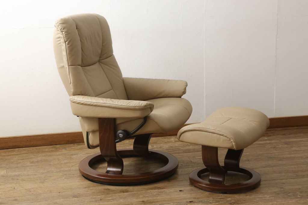 中古　美品　EKORNES(エコーネス)　Mayfair(メイフェア)　本革　極上のくつろぎの時間を演出するストレスレスチェア(M)+オットマンセット(アームチェア、リクライニングチェア、椅子、レザー)(定価約30万円)(R-055223)