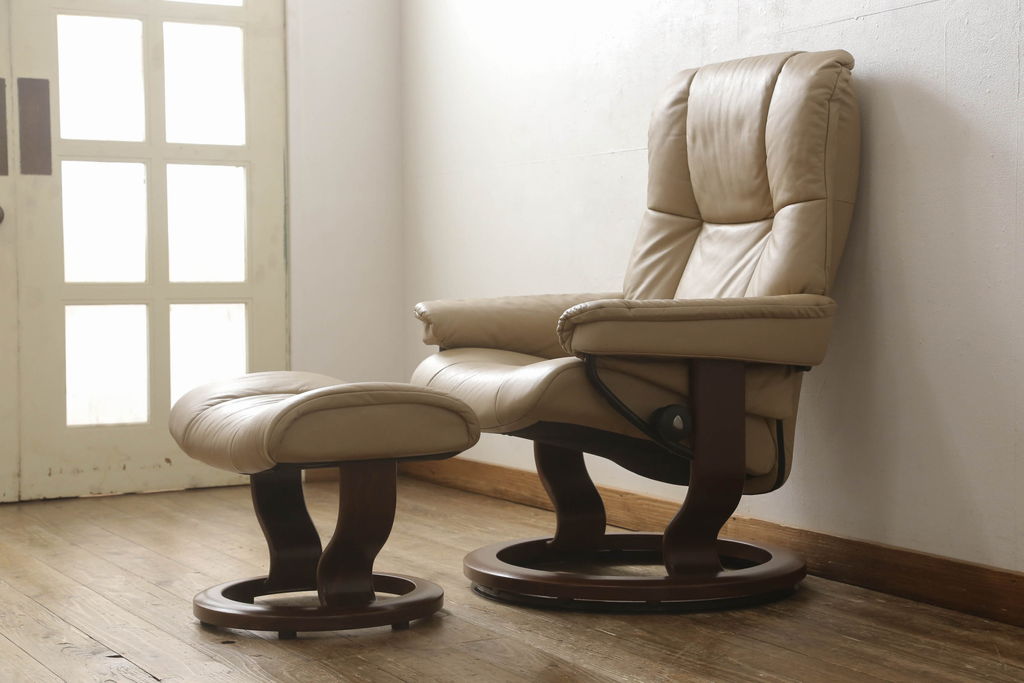 中古　美品　EKORNES(エコーネス)　Mayfair(メイフェア)　本革　極上のくつろぎの時間を演出するストレスレスチェア(M)+オットマンセット(アームチェア、リクライニングチェア、椅子、レザー)(定価約30万円)(R-055223)