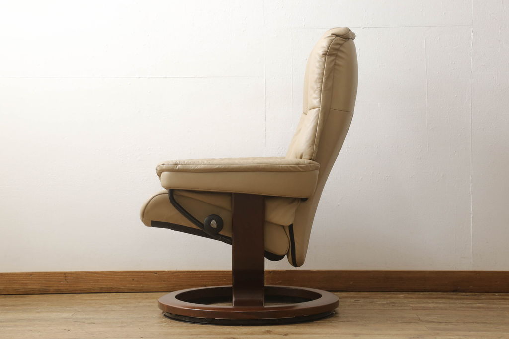 中古　美品　EKORNES(エコーネス)　Mayfair(メイフェア)　本革　極上のくつろぎの時間を演出するストレスレスチェア(M)+オットマンセット(アームチェア、リクライニングチェア、椅子、レザー)(定価約30万円)(R-055223)