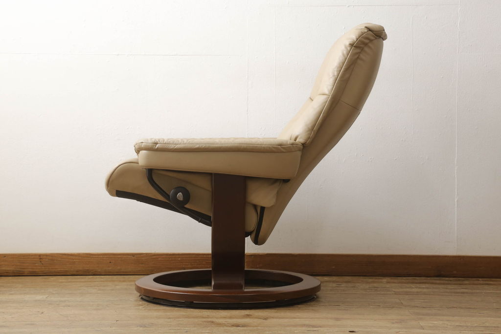 中古　美品　EKORNES(エコーネス)　Mayfair(メイフェア)　本革　極上のくつろぎの時間を演出するストレスレスチェア(M)+オットマンセット(アームチェア、リクライニングチェア、椅子、レザー)(定価約30万円)(R-055223)