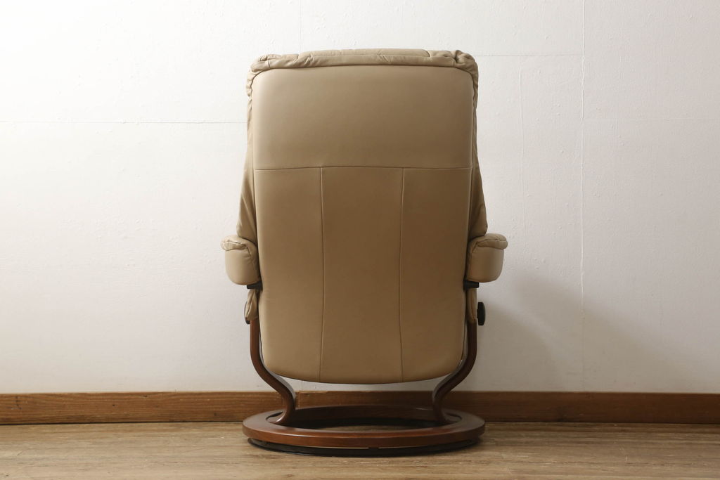 中古　美品　EKORNES(エコーネス)　Mayfair(メイフェア)　本革　極上のくつろぎの時間を演出するストレスレスチェア(M)+オットマンセット(アームチェア、リクライニングチェア、椅子、レザー)(定価約30万円)(R-055223)