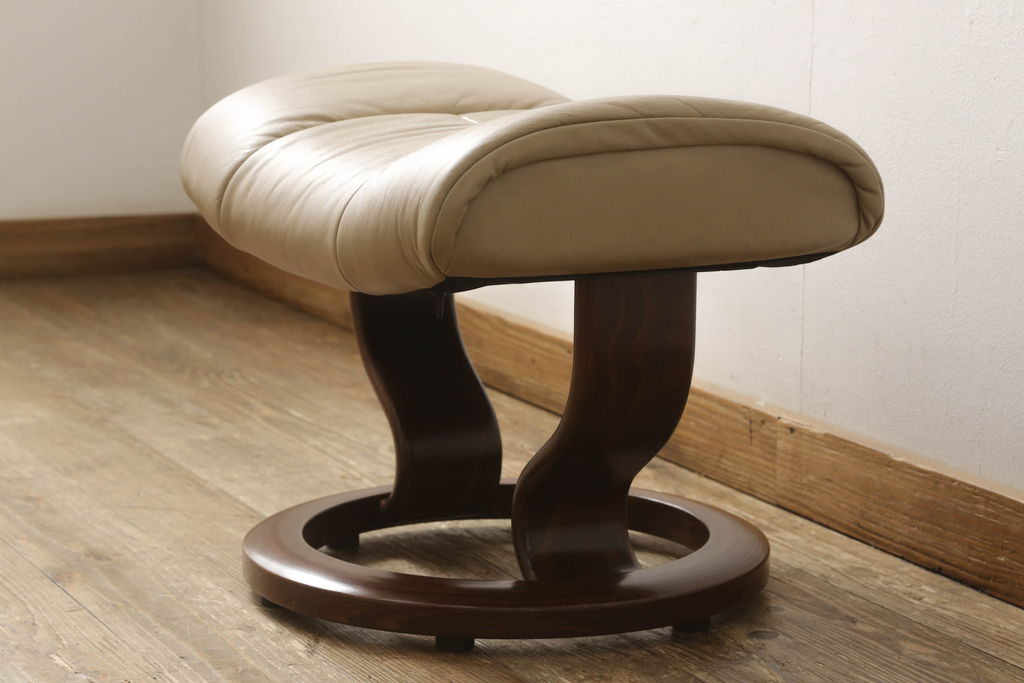 中古　美品　EKORNES(エコーネス)　Mayfair(メイフェア)　本革　極上のくつろぎの時間を演出するストレスレスチェア(M)+オットマンセット(アームチェア、リクライニングチェア、椅子、レザー)(定価約30万円)(R-055223)