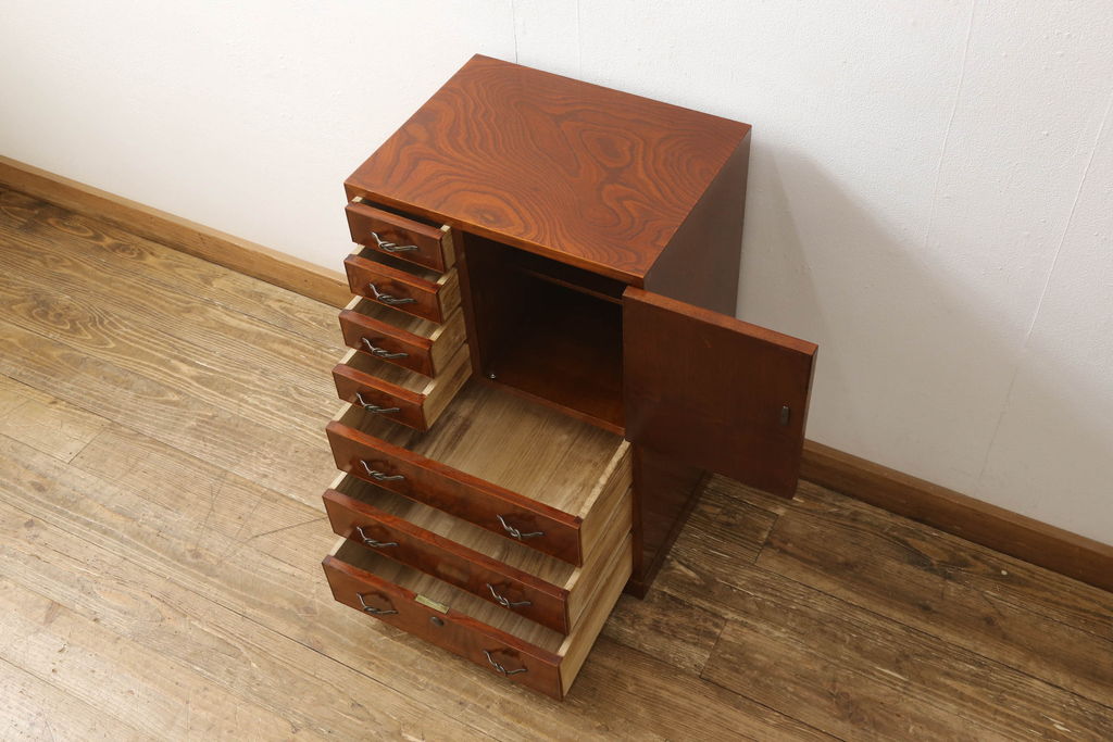 中古　高級品　総漆塗り　三方欅材・中桐材　個性的な取っ手が目を引く指物箪笥(定価約38万円)(チェスト、和タンス、収納箪笥、引き出し)(R-060496)