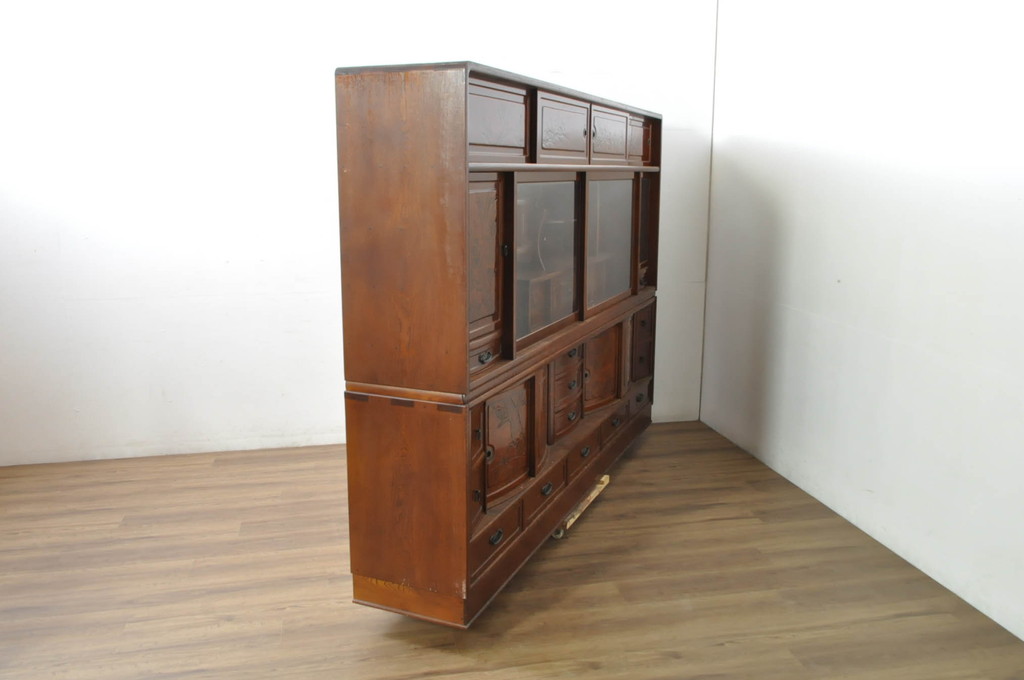 中古　美品　欅(ケヤキ)材　美しい木目と梅の彫刻が目を引く八尺サイズの茶箪笥(茶たんす、茶タンス、茶棚、飾り棚、収納棚、戸棚)(定価約120万円)(R-080790)