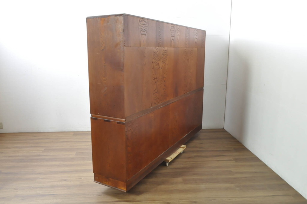 中古　美品　欅(ケヤキ)材　美しい木目と梅の彫刻が目を引く八尺サイズの茶箪笥(茶たんす、茶タンス、茶棚、飾り棚、収納棚、戸棚)(定価約120万円)(R-080790)
