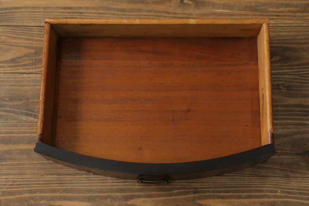 アメリカビンテージ　オーク材　棚と引き出し付き!クラシカルな佇まいのサイドテーブル(ナイトテーブル、エンドテーブル、ヴィンテージ、収納棚)(R-061295)