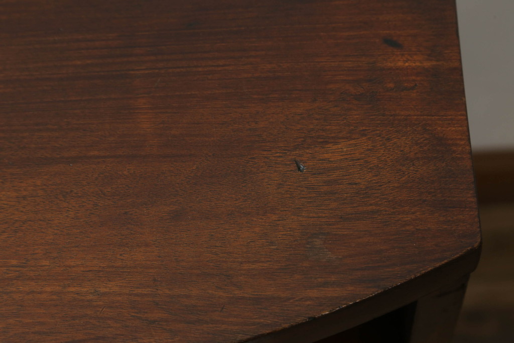 アメリカビンテージ　オーク材　棚と引き出し付き!クラシカルな佇まいのサイドテーブル(ナイトテーブル、エンドテーブル、ヴィンテージ、収納棚)(R-061295)