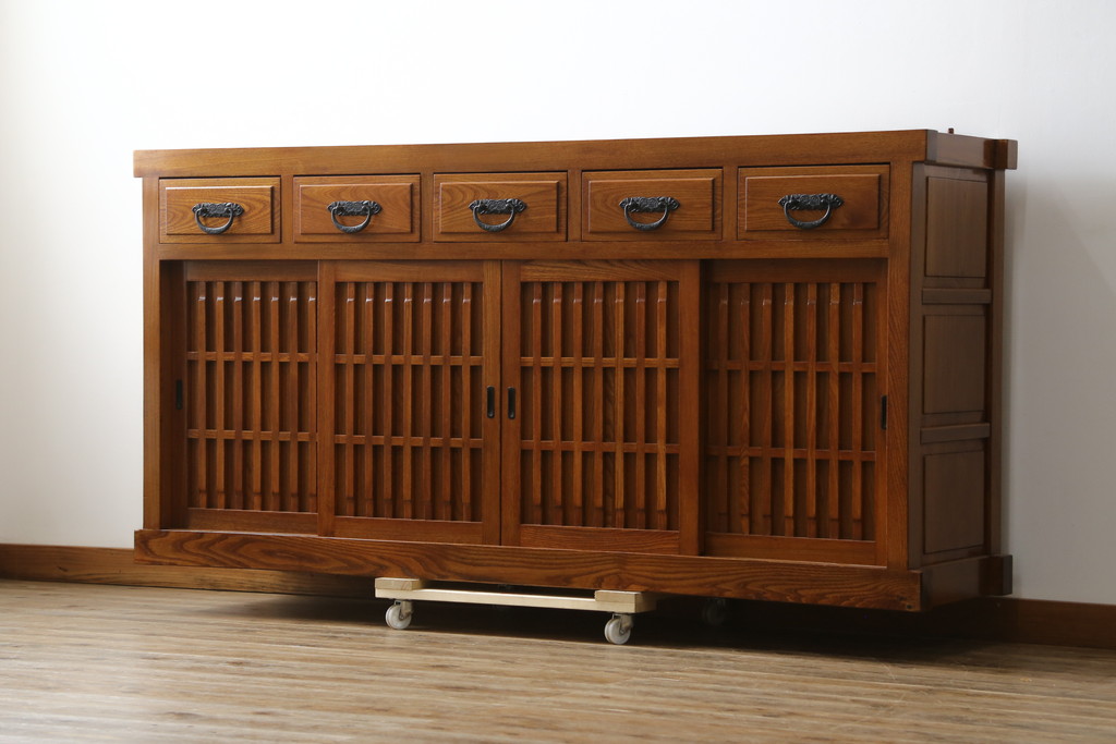 中古　美品　最高級　総欅(ケヤキ)材　無垢　四枚引き戸　上質な和の空間を演出する水屋箪笥サイドボード(食器棚、収納棚、戸棚、カップボード、サイドキャビネット)(R-081275)