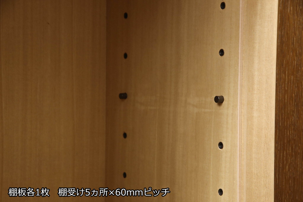 ワードローブをテレビ台にリメイク!高さと奥行きを小さくリサイズし、棚板を新たに制作。脚を取り付け、ワントーン落ち着いた色に着色仕上げ。
