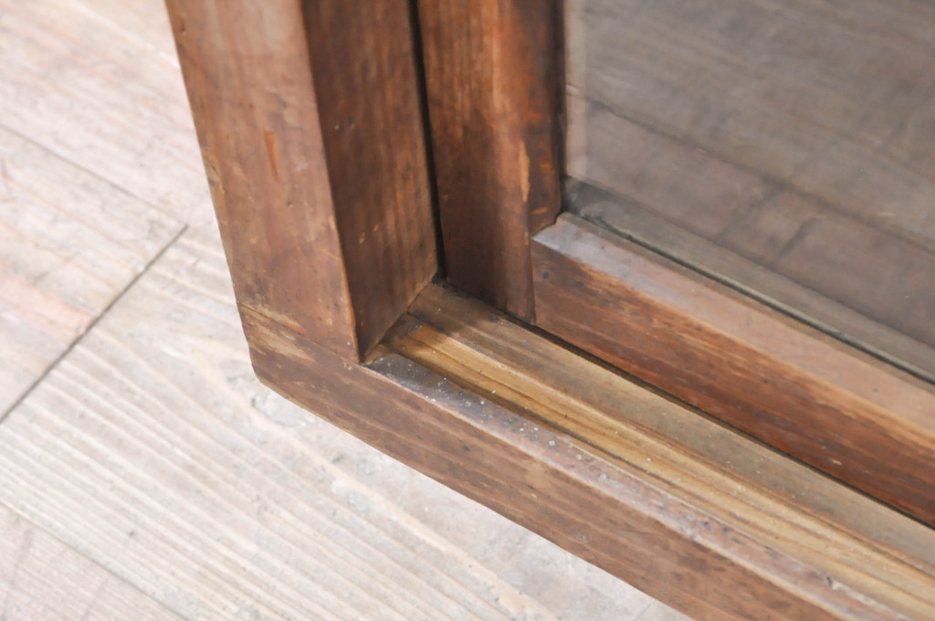 和製アンティーク　古い木味が素朴で懐かしい雰囲気を醸し出すガラス戸棚(収納棚、食器棚、飾り棚、キャビネット)(R-073628)