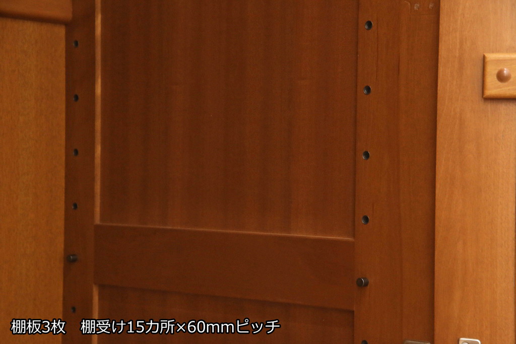 ワードローブを収納棚とテレビ台にリメイク!上部は横幅もリサイズし、底面と台輪を取り付け。可動式の棚を製作して収納棚に。下部は高さをカットし、天板と棚板を製作してオープンタイプのテレビ台に。