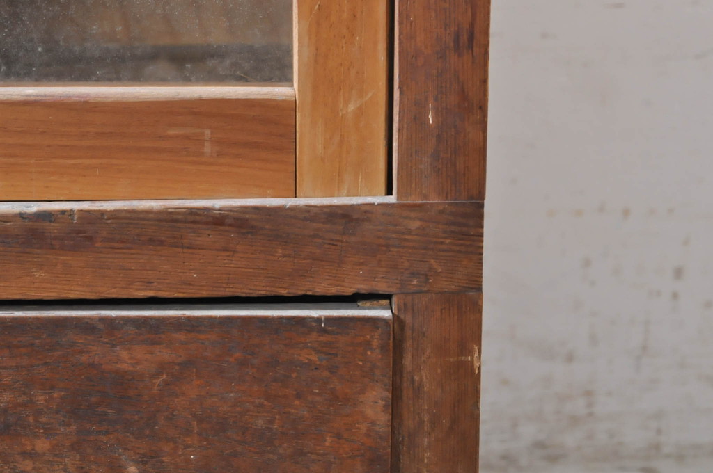 和製アンティーク　古い木味が素朴で懐かしい雰囲気を醸し出す引き出し付き戸棚(収納棚、食器棚、飾り棚、キャビネット)(R-073631)