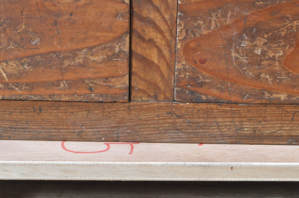和製アンティーク　古い木味が素朴で懐かしい雰囲気を醸し出す引き出し付き戸棚(収納棚、食器棚、飾り棚、キャビネット)(R-073632)