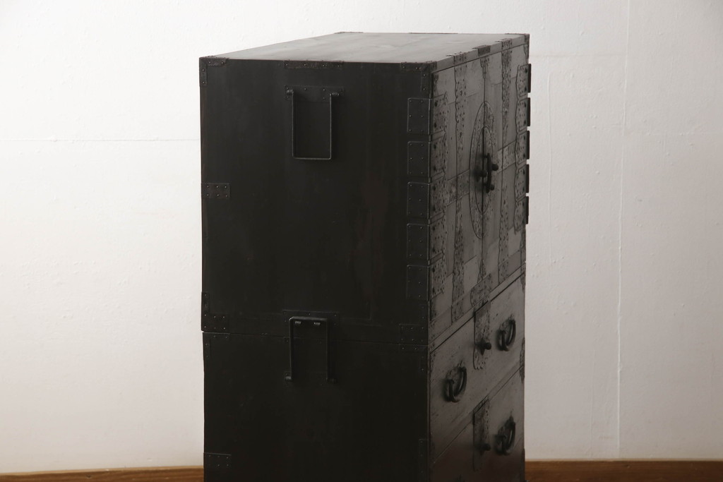 【桐箪笥(桐たんす)リメイク実例】明治期の重ね箪笥に高品質リペアを施しました。観音扉内部の大きな引き出し2杯を取り外して棚に加工し、小さい引き出しには新たに仕切りを取り付けました。ご希望の鉄脚を取り付け、現状の色味をベースに着色して仕上げました。(観音箪笥、衣装箪笥、時代箪笥、引き出し)