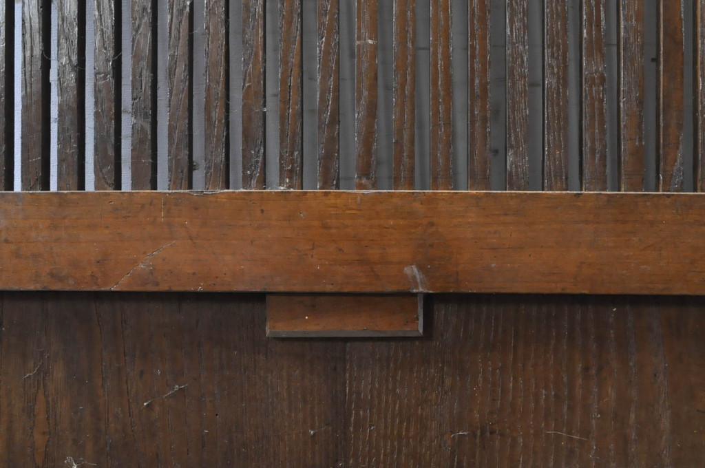 アンティーク建具　栗材　檜(ヒノキ)材　和の空間を高めるシンプルな格子蔵戸1枚(格子戸、玄関戸、引き戸)(R-069025)