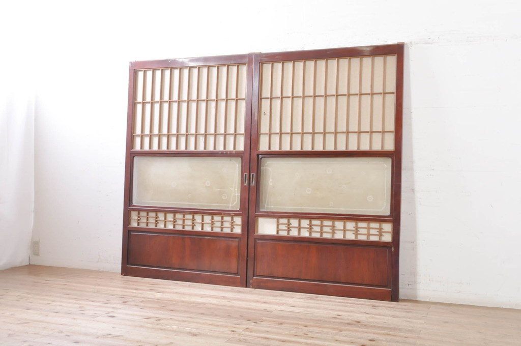 アンティーク建具　高級品!!　漆塗り　欅(ケヤキ)材　和モダンな空間づくりにおすすめ!デザインがおしゃれなガラス入り幅広障子戸2枚セット(引き戸、ガラス帯戸)(R-073904)