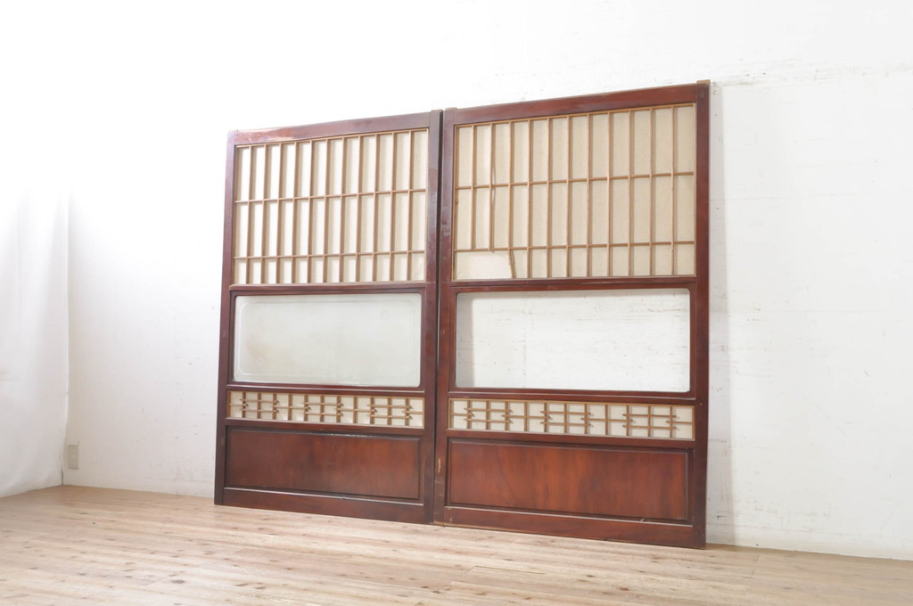 アンティーク建具　高級品!!　漆塗り　欅(ケヤキ)材　和モダンな空間づくりにおすすめ!デザインがおしゃれなガラス入り幅広障子戸2枚セット(引き戸、ガラス帯戸)(R-073905)