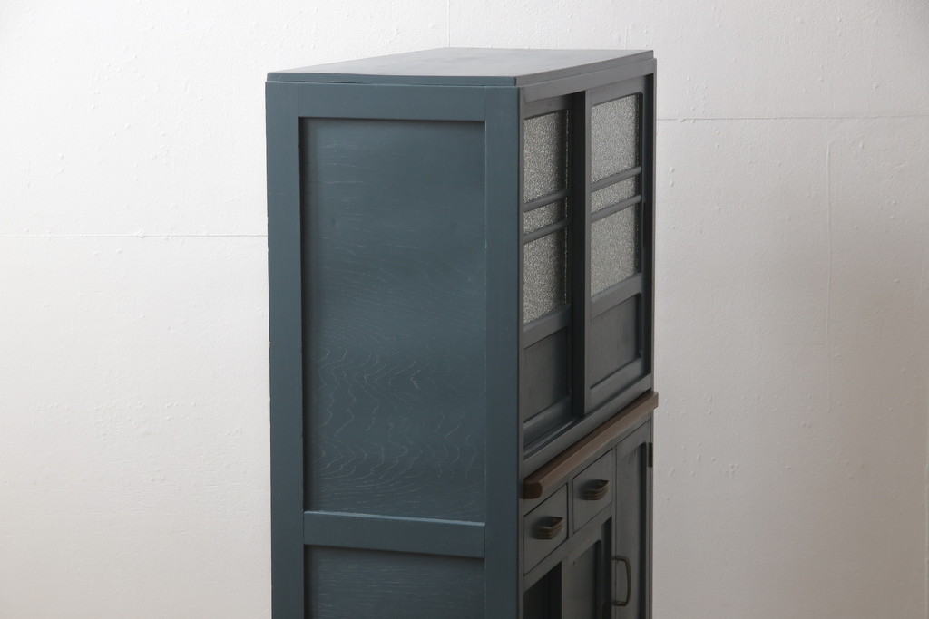 和製アンティーク　ネイビーカラーのペイントがお洒落!空間のアクセントになる作業台付き食器棚(キャビネット、収納棚、戸棚)(R-057527)