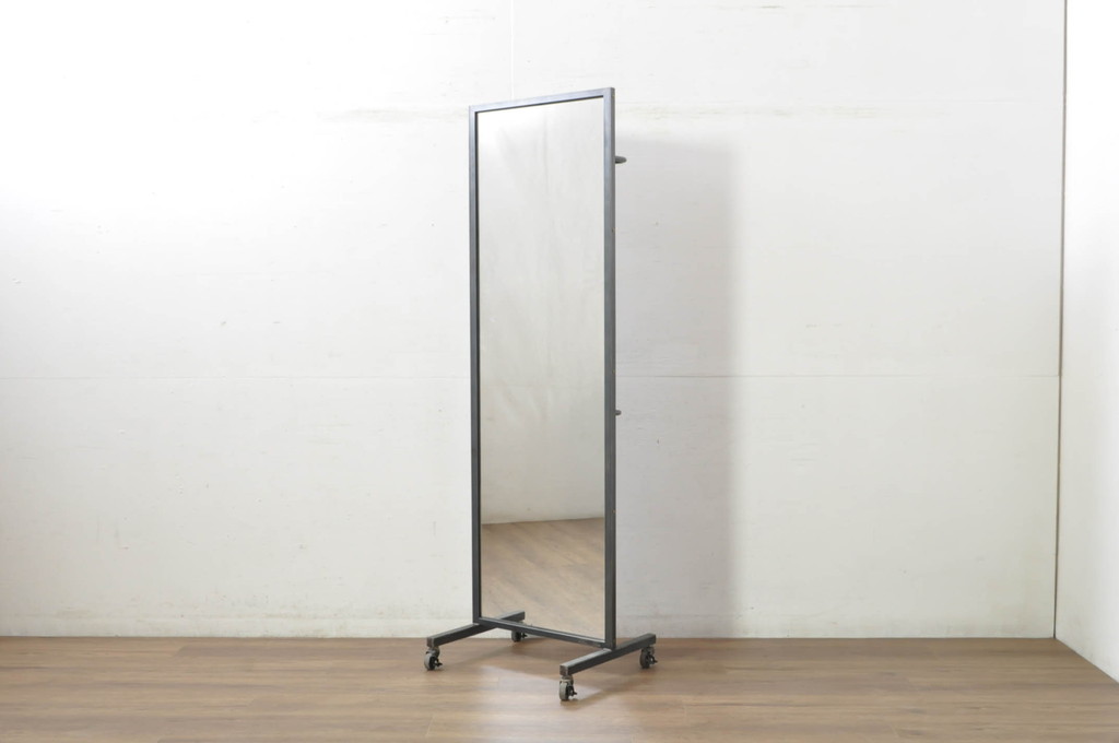 中古　美品　エグジットメタルワークサプライ(EXIT METAL WORK SUPPLY)　NRT-05　インダストリアルなデザインが格好いいスタンドミラー(姿見、鏡、キャスター付き、店舗什器)(定価約18万円)(R-080789)