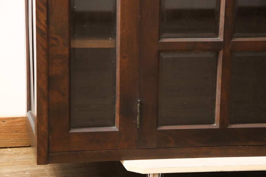 中古　北海道民芸家具　脚(台輪)付きリメイク　落ち着きのあるシックな佇まいが魅力のサイドボード(収納棚、飾り棚、戸棚、本箱、ブックケース、キャビネット)(R-057201)
