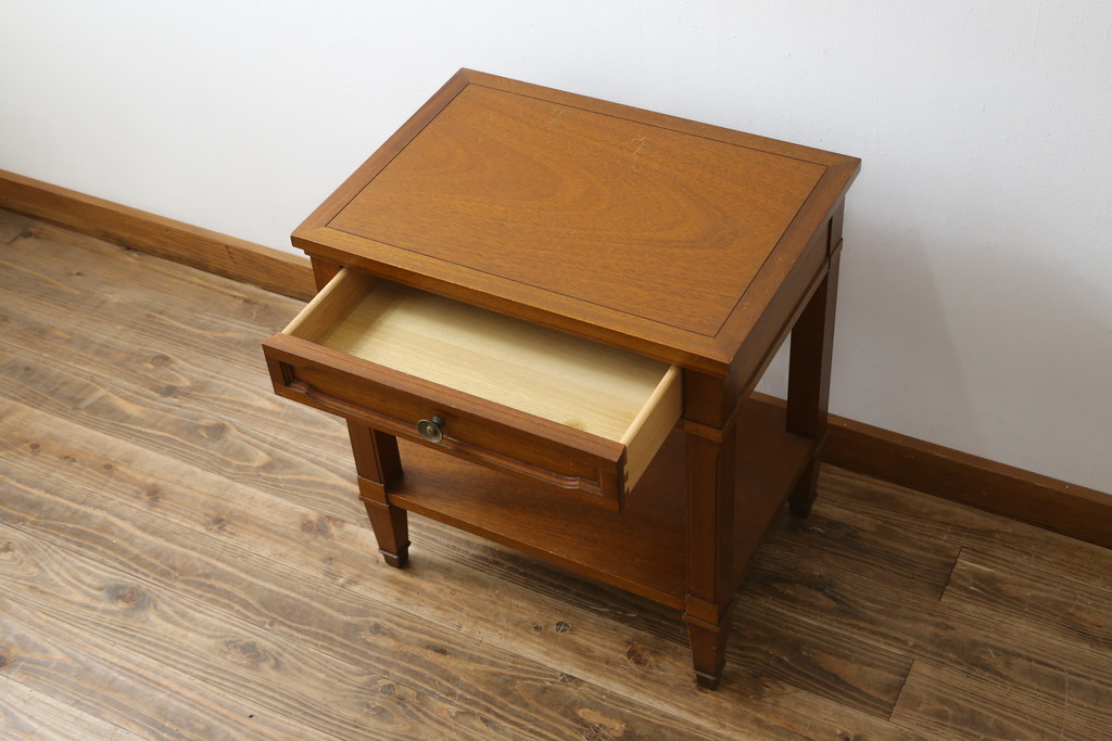 中古　美品!!　DREXEL HERITAGE(ドレクセルヘリテイジ)　品のある佇まいが美しいサイドテーブル(電話台、飾り台、ナイトテーブル、コンソールテーブル)(R-081285)