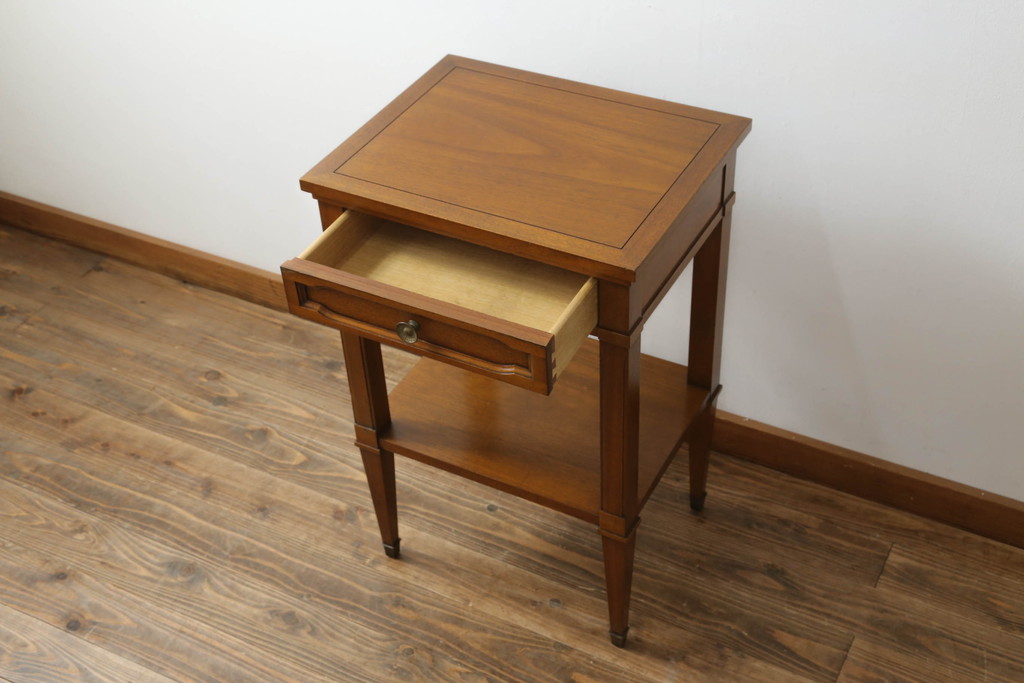 中古　DREXEL HERITAGE(ドレクセルヘリテイジ)　品のある佇まいが美しいサイドテーブル(電話台、ナイトテーブル、コンソールテーブル)(R-071471)