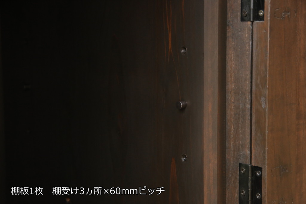 3段重ね桐箪笥の上段をテレビ台にリメイク!高さを調整し、観音扉の取っ手金具を交換。既存の衣装盆1枚を棚板に加工し、ヒノキ材の天板を取り付け。チェスナット系で着色。