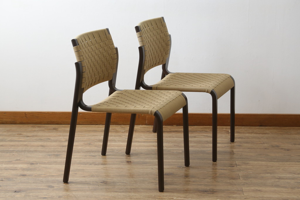 中古　美品　arflex(アルフレックス)　NT SLIM(エヌティー スリム)　スタイリッシュなデザインが魅力のアームレスチェア2脚セット (スタッキングチェア、ダイニングチェア、椅子、イス)(1脚定価約85000円)(R-065957)