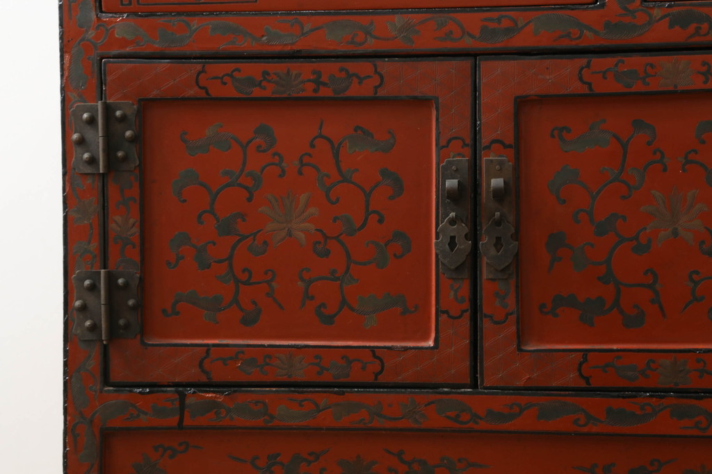 アジアンビンテージ　朱塗り　オリエンタルな雰囲気漂うボタニカル柄(図柄)が目を惹くローボード(収納棚、戸棚、サイドボード、サイドキャビネット、ヴィンテージ)(R-075198)