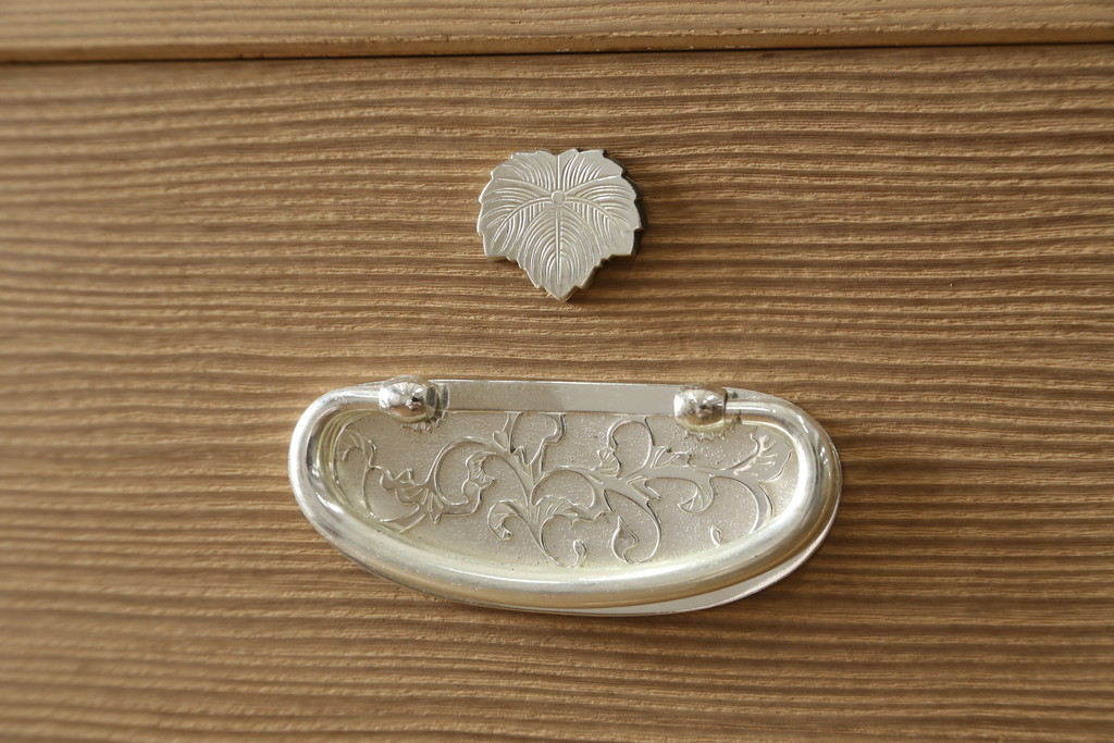 中古　美品　伝統工芸品　大阪泉州　桑材のアクセントがモダンな雰囲気を醸し出す総桐箪笥(胴丸)(総桐たんす、引き出し、チェスト、衣装箪笥、和タンス)(定価約250万円)(R-056341)