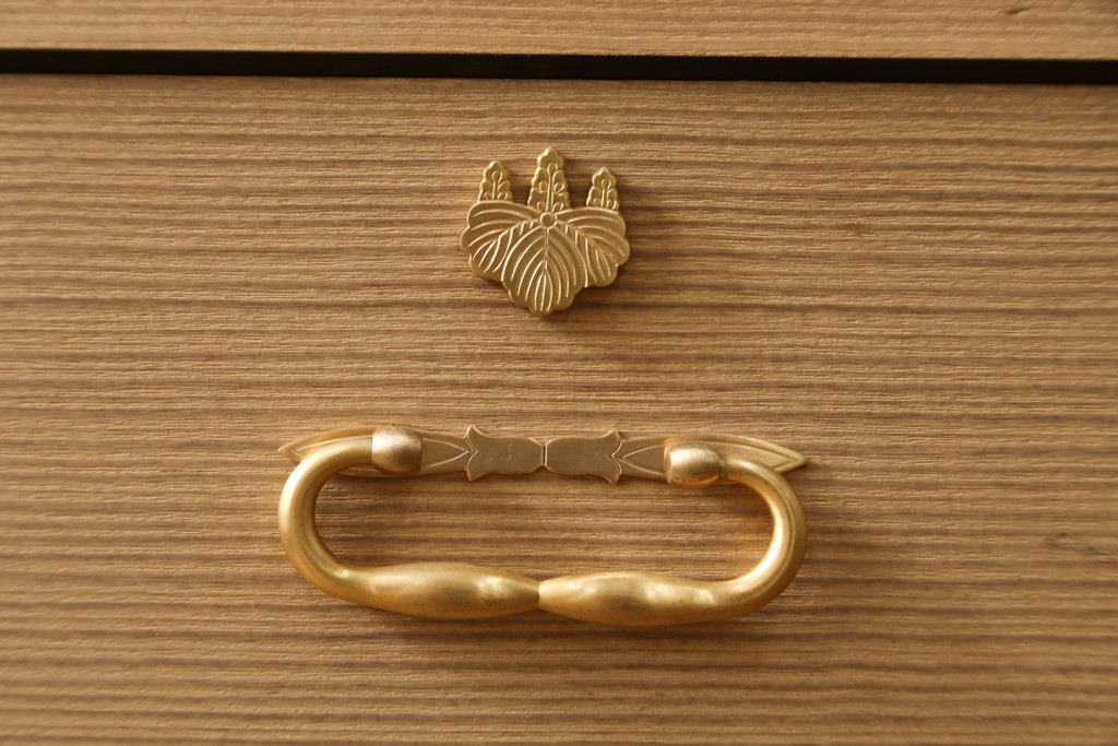 中古　美品　大阪泉州　衣装盆付き　黒檀のアクセントが粋な雰囲気を醸し出す総桐箪笥(桐たんす、着物箪笥、引き出し、チェスト)(定価約200万円)(R-053576)