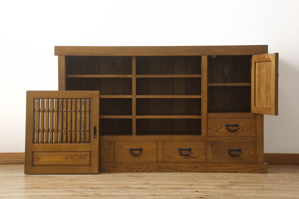 中古　ニレ材　和の趣あふれる佇まいが魅力的な水屋箪笥サイドボード(サイドキャビネット、収納棚、戸棚、食器棚、カップボード)(R-060903)