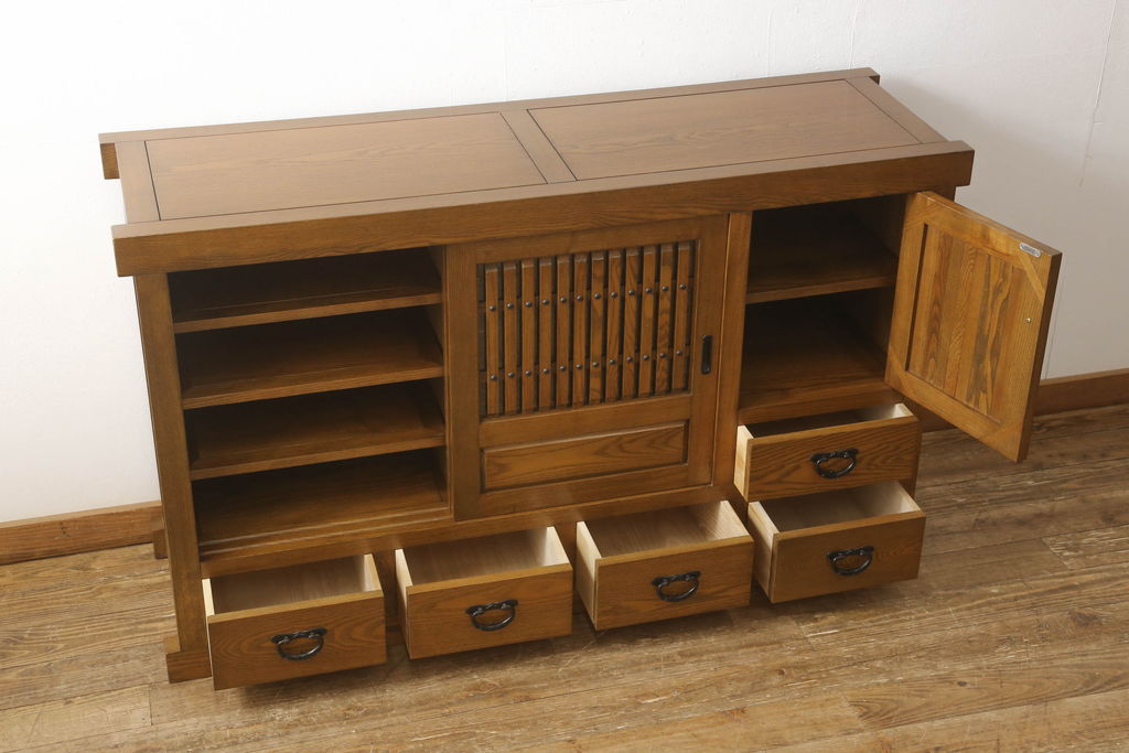 中古　ニレ材　和の趣あふれる佇まいが魅力的な水屋箪笥サイドボード(サイドキャビネット、収納棚、戸棚、食器棚、カップボード)(R-060903)