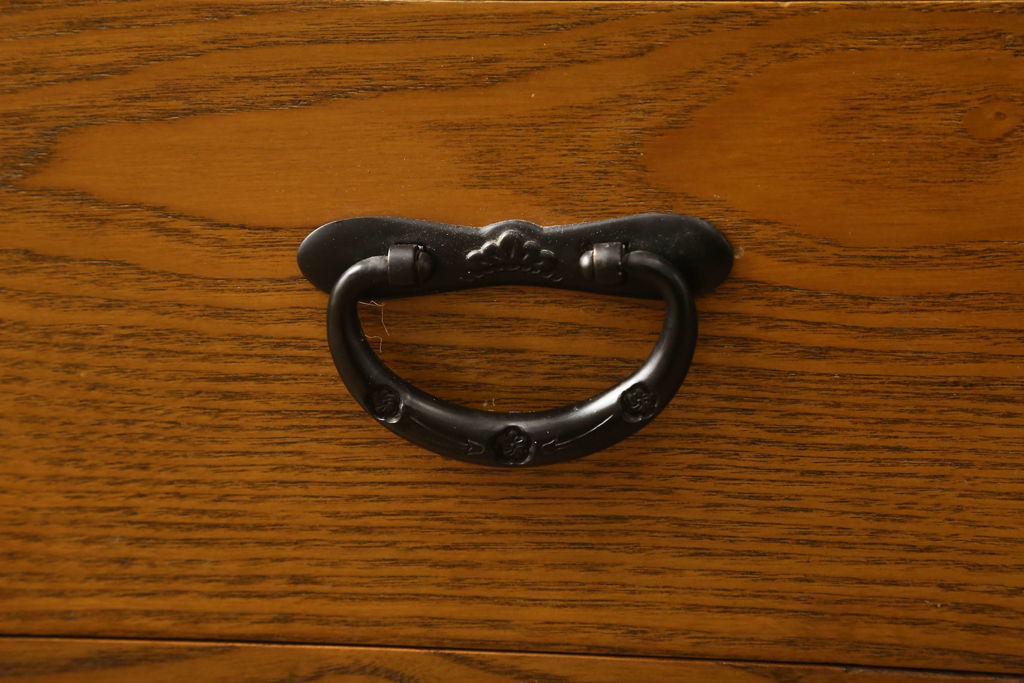 中古　ニレ材　和の趣あふれる佇まいが魅力的な水屋箪笥サイドボード(サイドキャビネット、収納棚、戸棚、食器棚、カップボード)(R-060903)