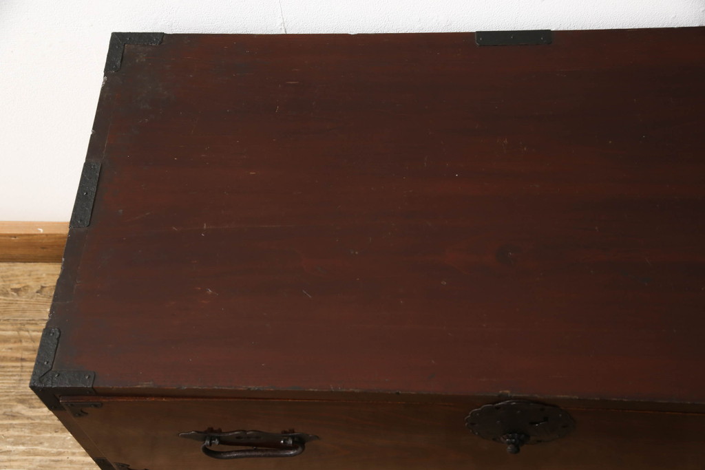 和製アンティーク　前面欅(ケヤキ)材　漆塗り　上品な丸金具がアクセントの庄内箪笥ローボード(テレビ台、テレビボード、引き出し、時代箪笥、収納タンス)(R-066463)