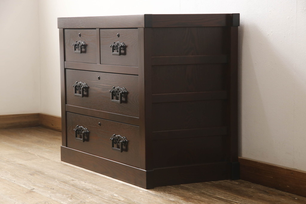 中古　美品　民芸家具　角手型の引手金具がアクセントの収納箪笥(洋服タンス、衣装箪笥、和タンス、引き出し、サイドチェスト)(R-066542)