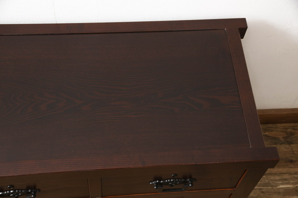 中古　美品　民芸家具　角手型の引手金具がアクセントの収納箪笥(洋服タンス、衣装箪笥、和タンス、引き出し、サイドチェスト)(R-066542)