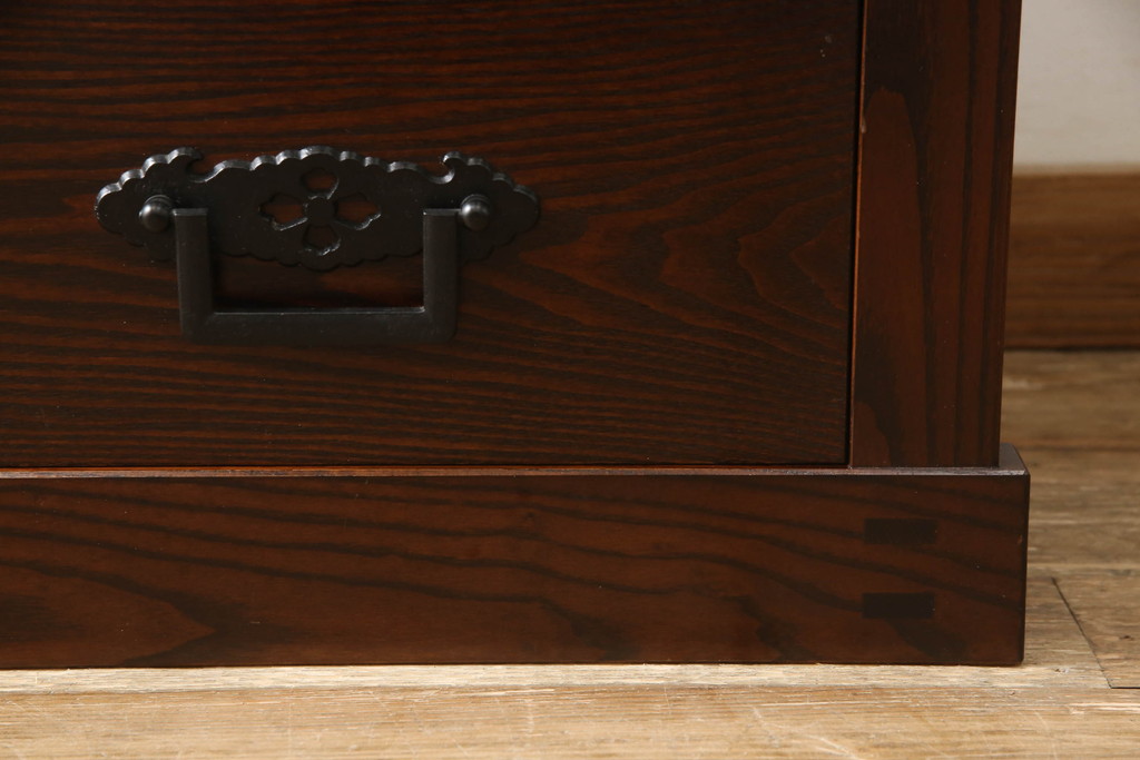 中古　美品　民芸家具　角手型の引手金具がアクセントの収納箪笥(洋服タンス、衣装箪笥、和タンス、引き出し、サイドチェスト)(R-066542)