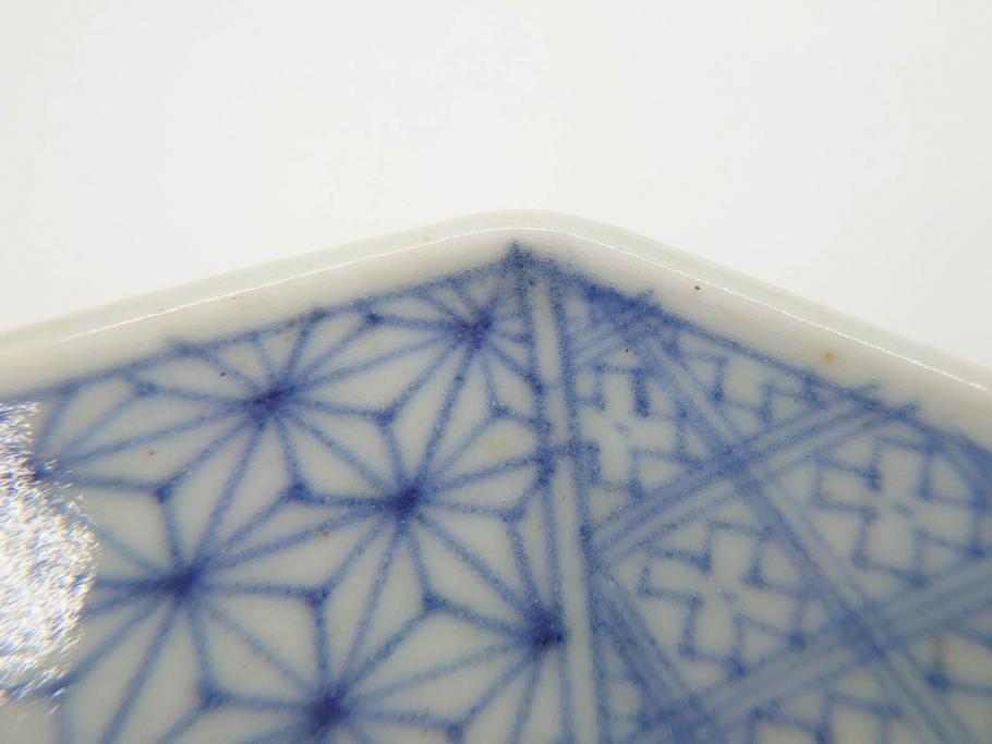江戸期　染付　古伊万里　線描　麻の葉　花と山水図　約27cm　9寸　爽やかな印象を与える角皿(四方、八角、大皿、和皿、和食器、九寸)(R-075470)
