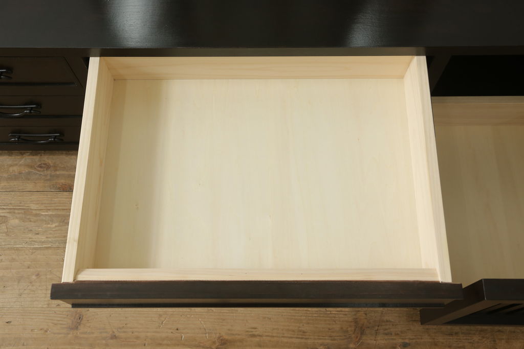 引き出し付き三面鏡を新規製作!さまざまなサイズの引き出しを設け、全体的に重厚感があり角張った印象のデザイン。色味は濃い茶色に着色して仕上げ。(ドレッサー、鏡台、ミラー、化粧台、引き出し)