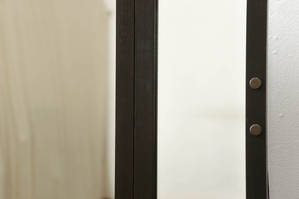 引き出し付き三面鏡を新規製作!さまざまなサイズの引き出しを設け、全体的に重厚感があり角張った印象のデザイン。色味は濃い茶色に着色して仕上げ。(ドレッサー、鏡台、ミラー、化粧台、引き出し)